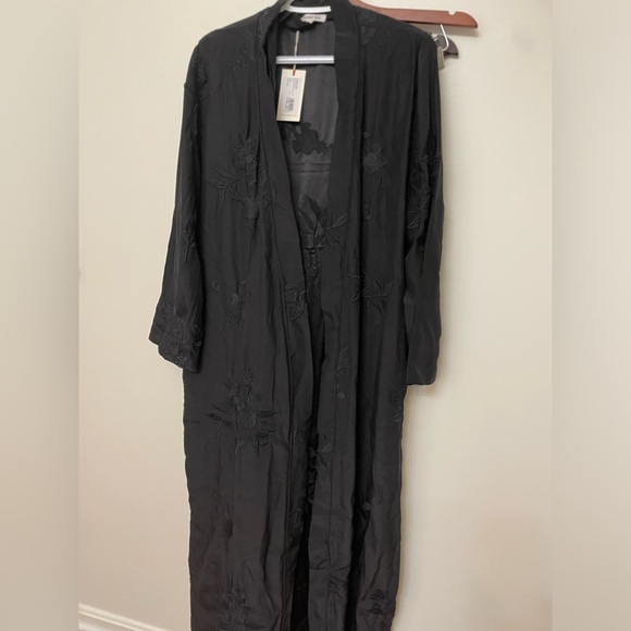 NWT Johnny Was|| SILK CHARMEUSE EMBROIDERED ROBE/KIMONO size large - Picture 5 of 16